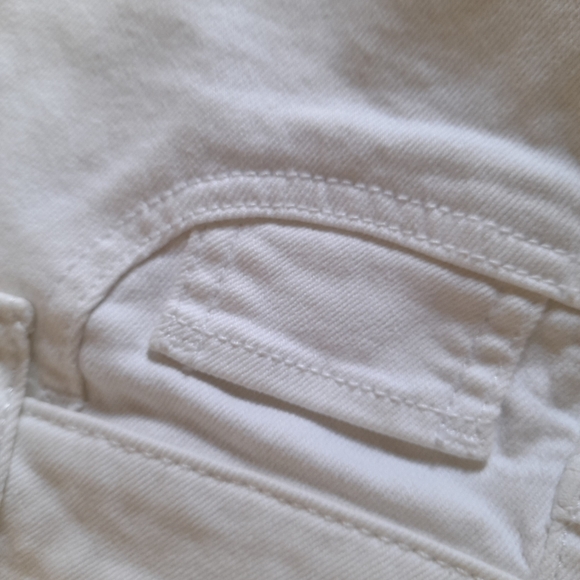 Hollister Distressed Crop Jeans in White - Picture 5 of 9